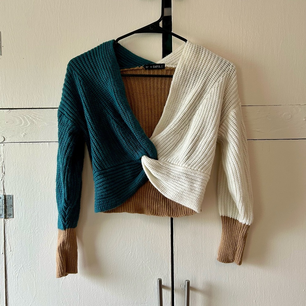 Zaful small teal and Cream cropped Sweater with Twisted Design